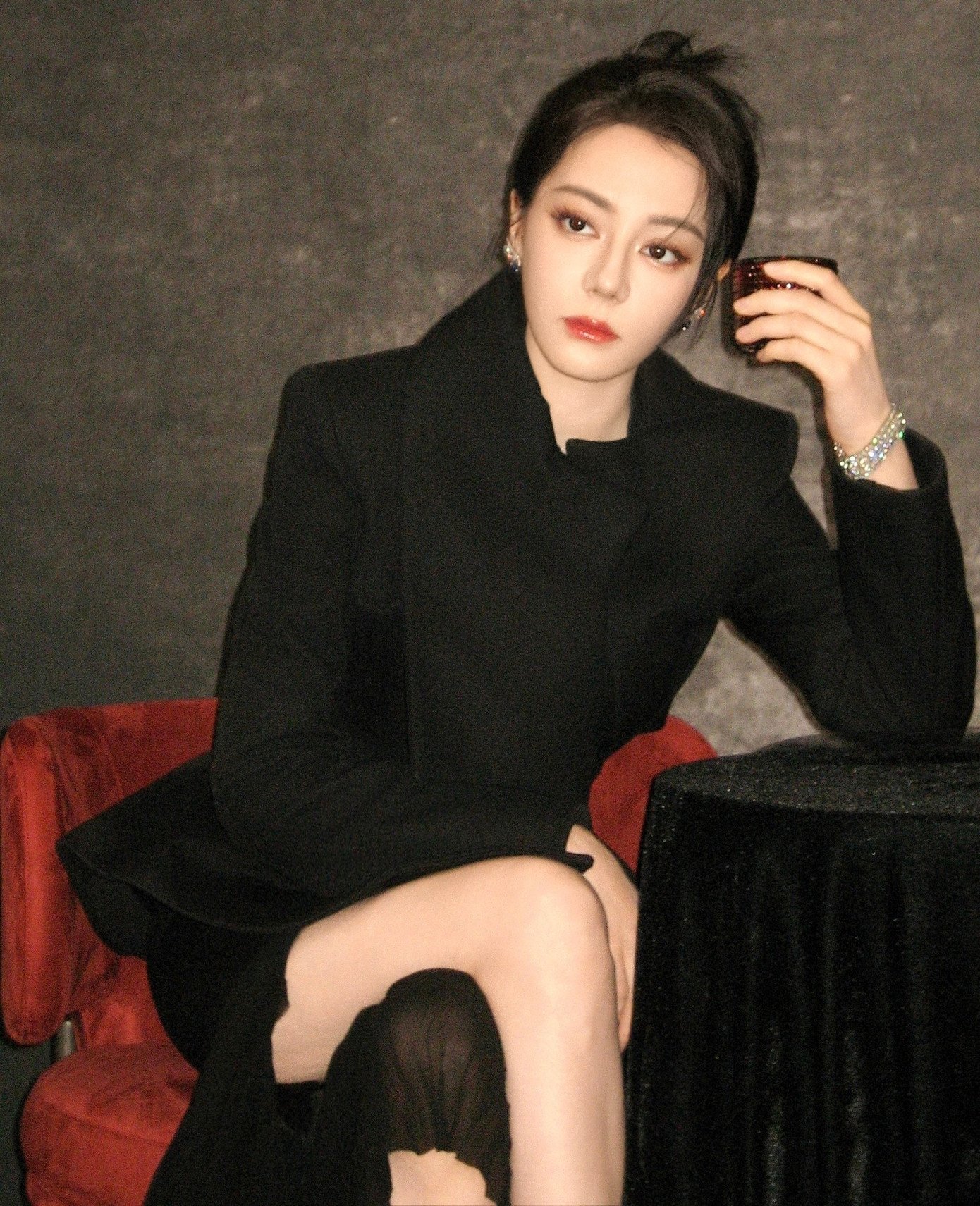 Địch Lệ Nhiệt Ba có thể "cân" nhiều phong cách. Mỹ nhân Tân Cương luôn toát ra sự quyến rũ, thời thượng.