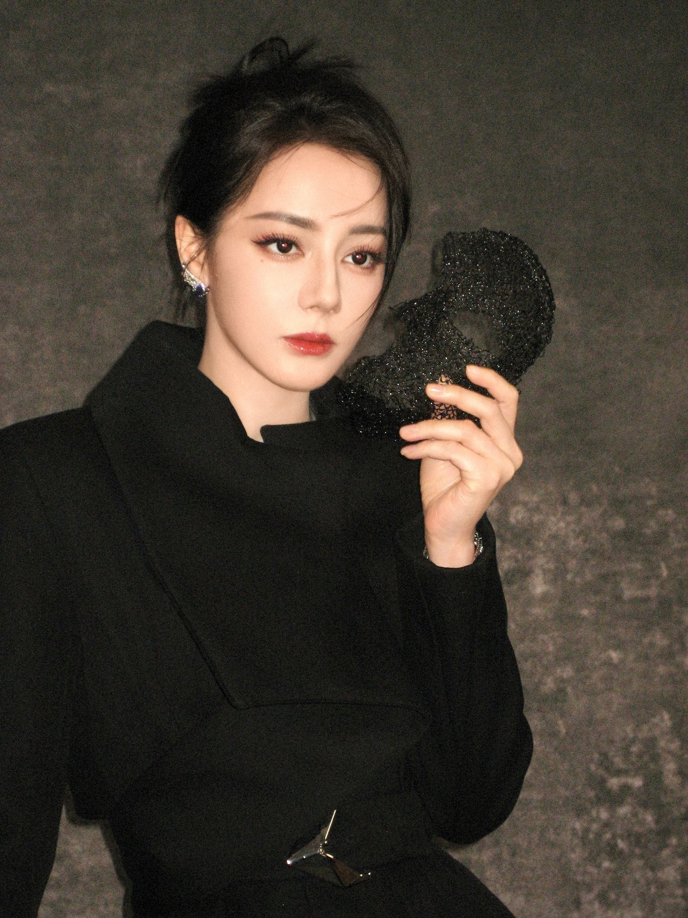 Địch Lệ Nhiệt Ba có thể "cân" nhiều phong cách. Mỹ nhân Tân Cương luôn toát ra sự quyến rũ, thời thượng.