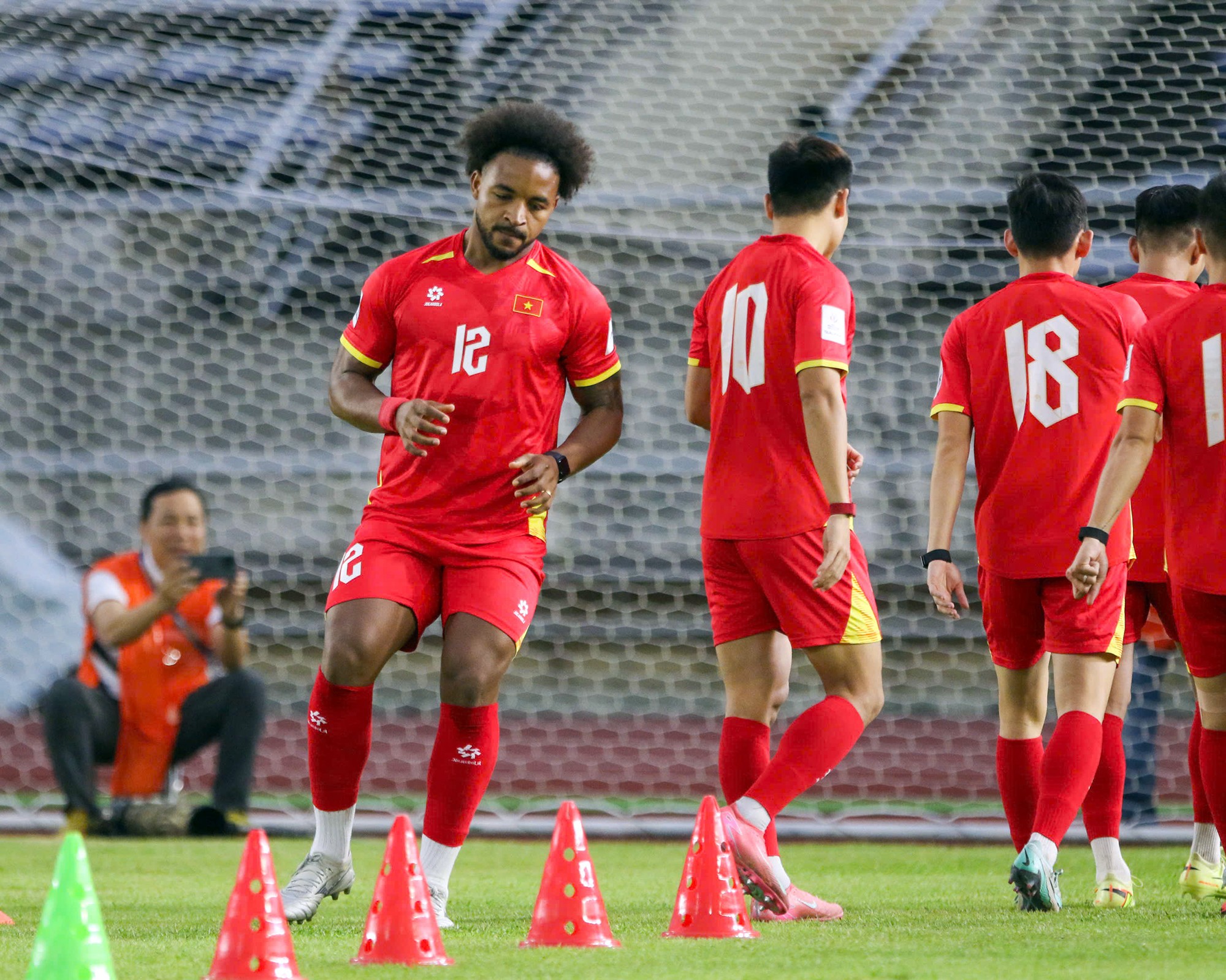 Tiền đạo Nguyễn Xuân Son vẫn là tâm điểm trên sân tập của ĐT Việt Nam.