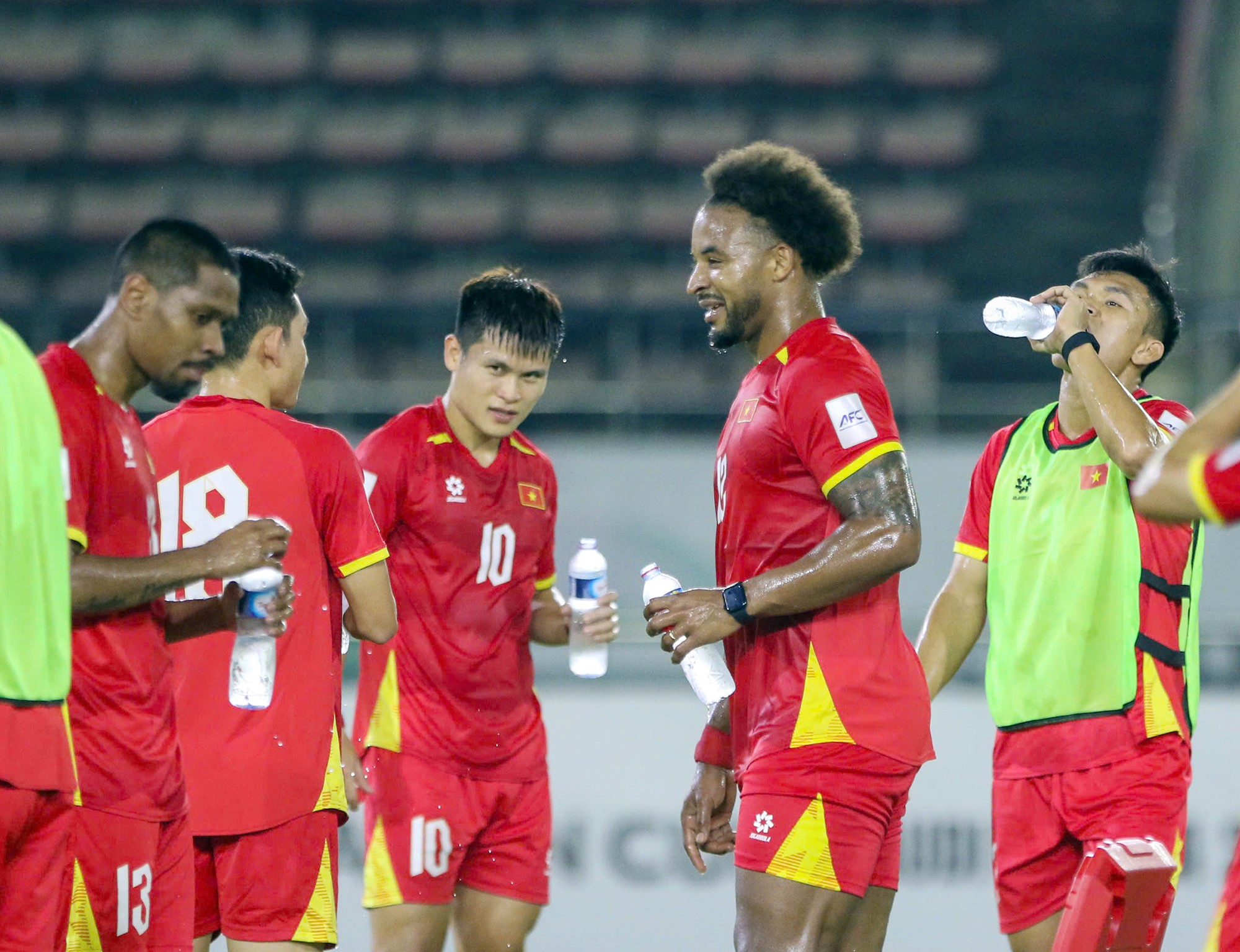 Buổi tập làm quen sân vận động quốc gia Lào của ĐT Việt Nam kéo dài trong khoảng 1 tiếng. Xuân Son cùng đồng đội vã mồ hôi sau bài tập chiến thuật, sẵn sàng hướng đến mục tiêu đánh bại Lào, qua đó tiếp tục cuộc đua giành vé vào vòng chung kết Asian Cup 2027 với Malaysia ở bảng F.