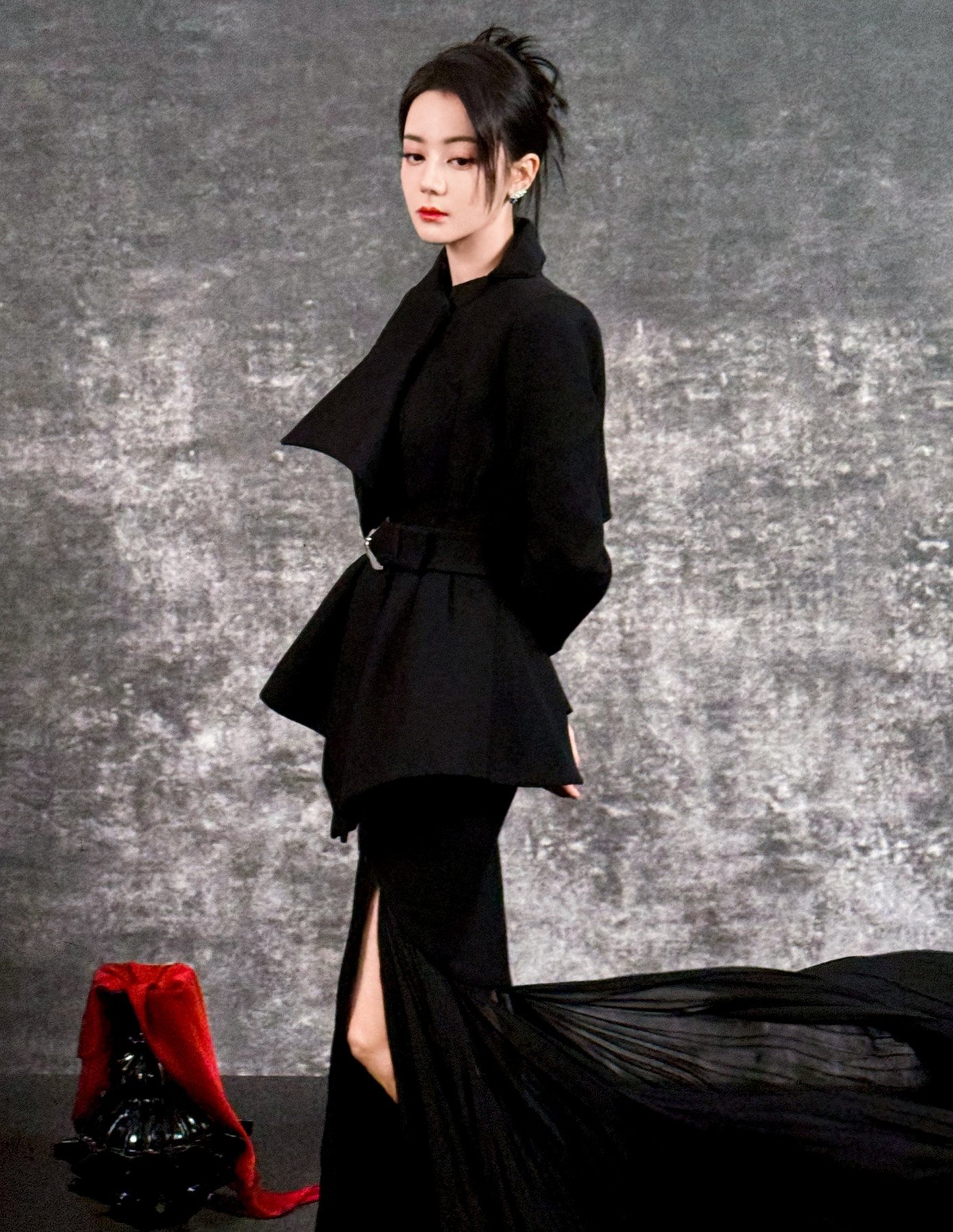 Địch Lệ Nhiệt Ba có thể "cân" nhiều phong cách. Mỹ nhân Tân Cương luôn toát ra sự quyến rũ, thời thượng.