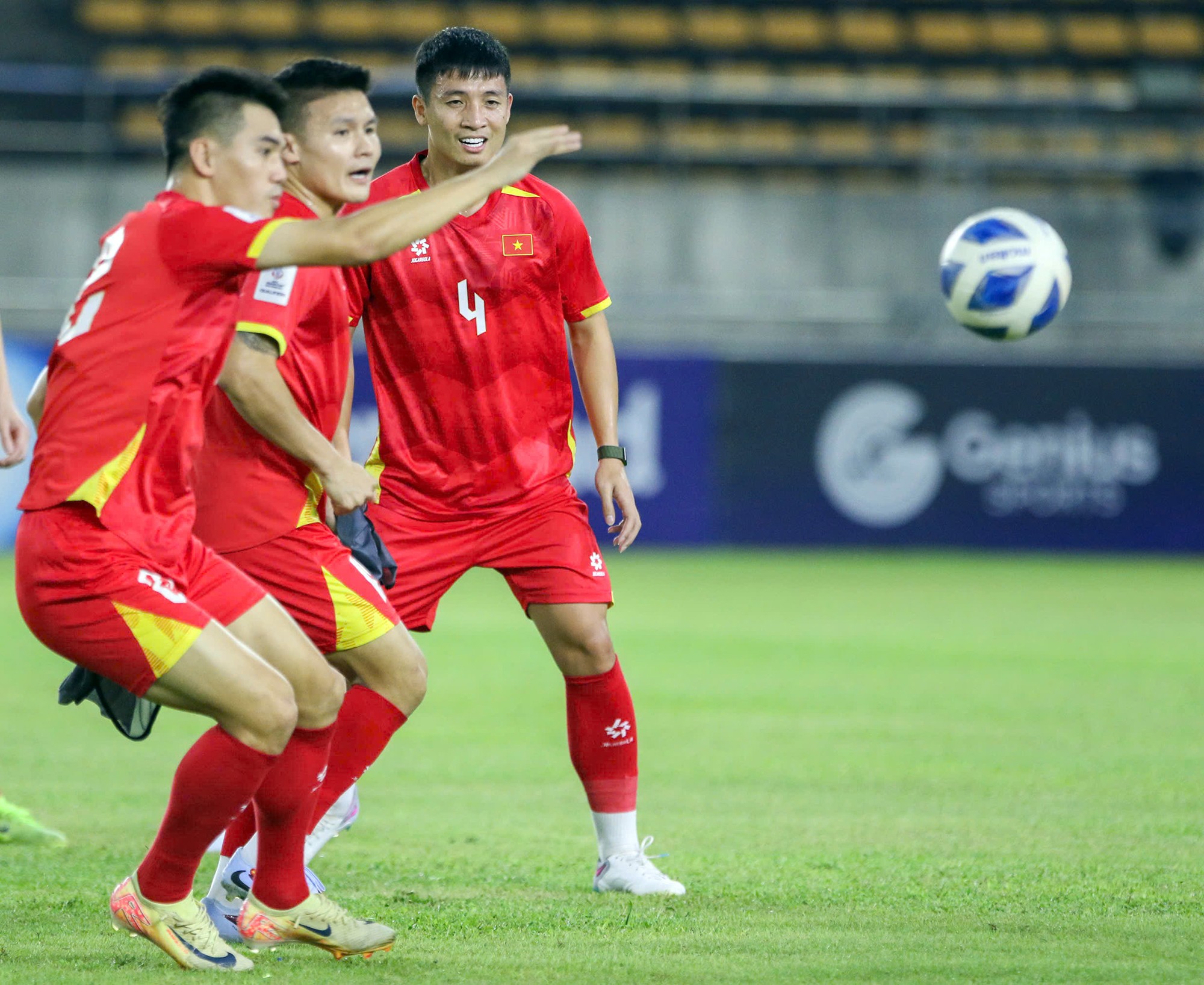 Quang Hải, Tiến Linh và đồng đội tích cực chuẩn bị cho mục tiêu giành 3 điểm trên sân của ĐT Lào.