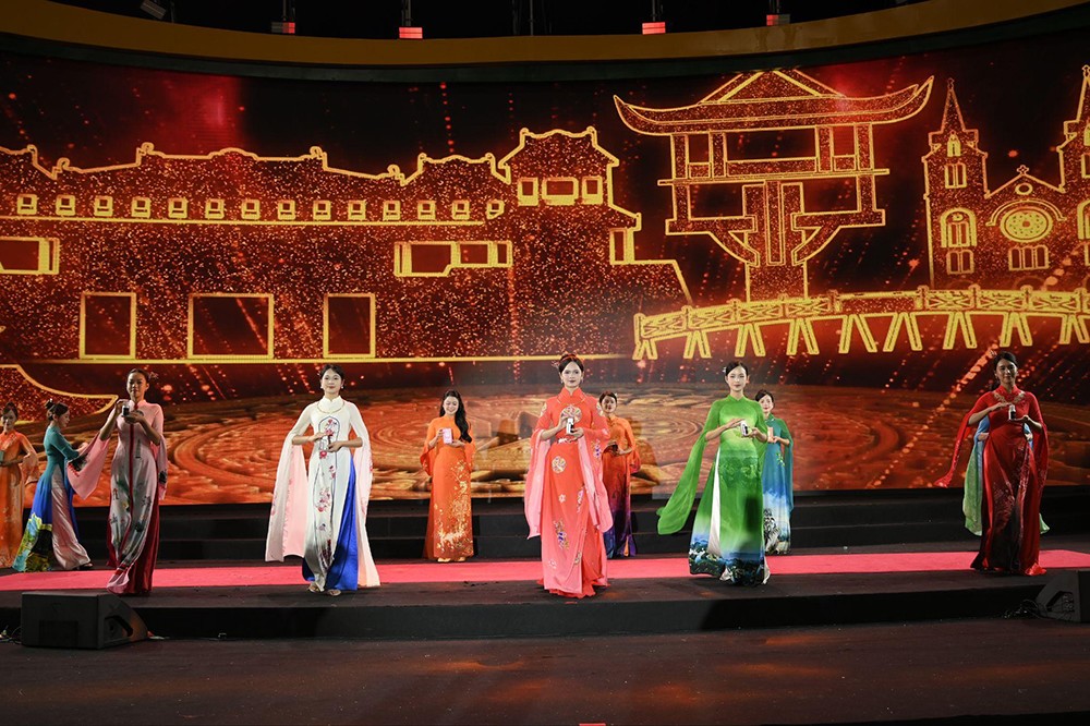 Buổi trình diễn sản phẩm của Amited tại sân khấu triển lãm VEC