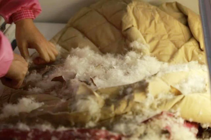 Cắt áo cũ làm chăn, người tiêu dùng tiết kiệm được cả triệu đồng - 1