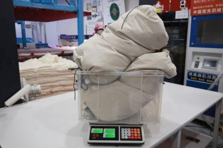 Cắt áo cũ làm chăn, người tiêu dùng tiết kiệm được cả triệu đồng - 4