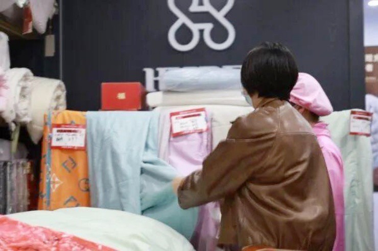 Cắt áo cũ làm chăn, người tiêu dùng tiết kiệm được cả triệu đồng - 3