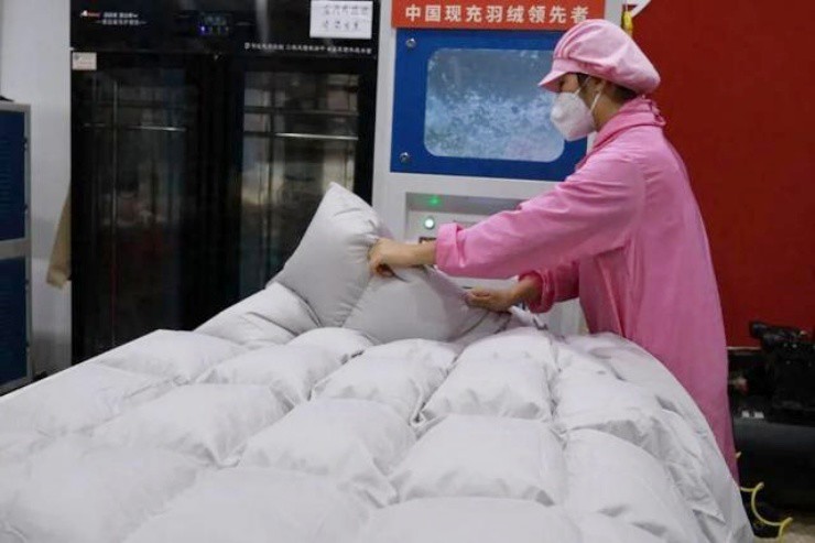 Cắt áo cũ làm chăn, người tiêu dùng tiết kiệm được cả triệu đồng - 2