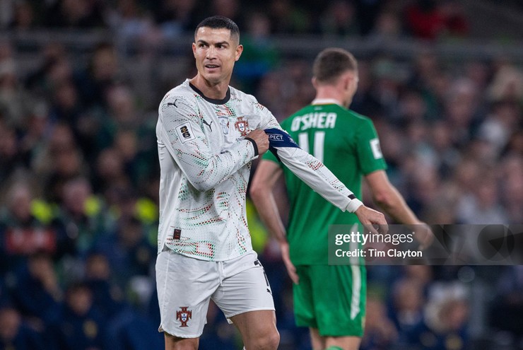 Trong suốt sự nghiệp, thi thoảng Ronaldo vẫn có những hành động nóng giận kiểu trẻ con