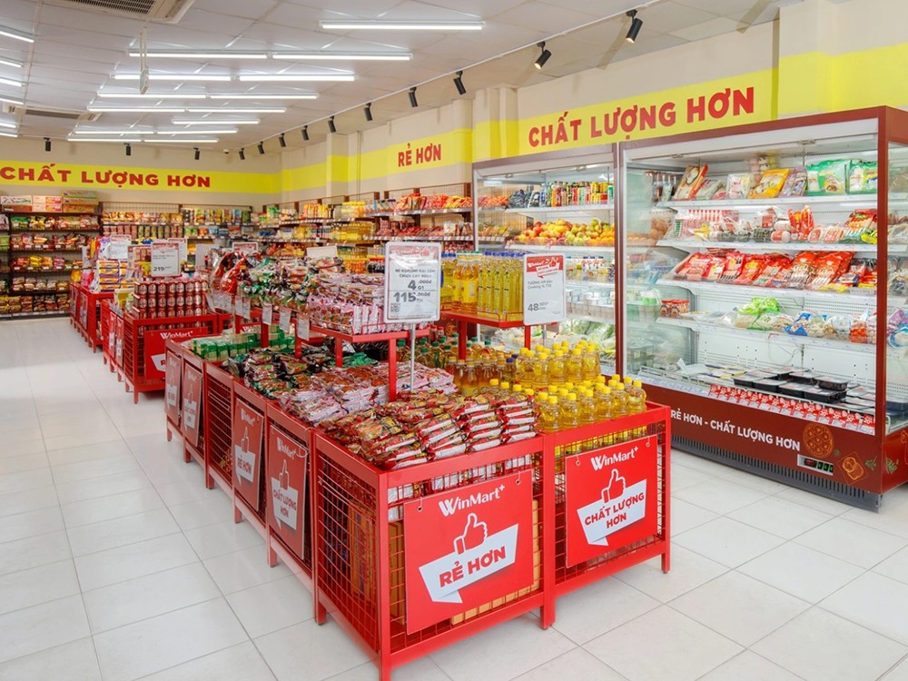 Đổi mới kệ trưng bày, chuẩn bị Tết sôi động