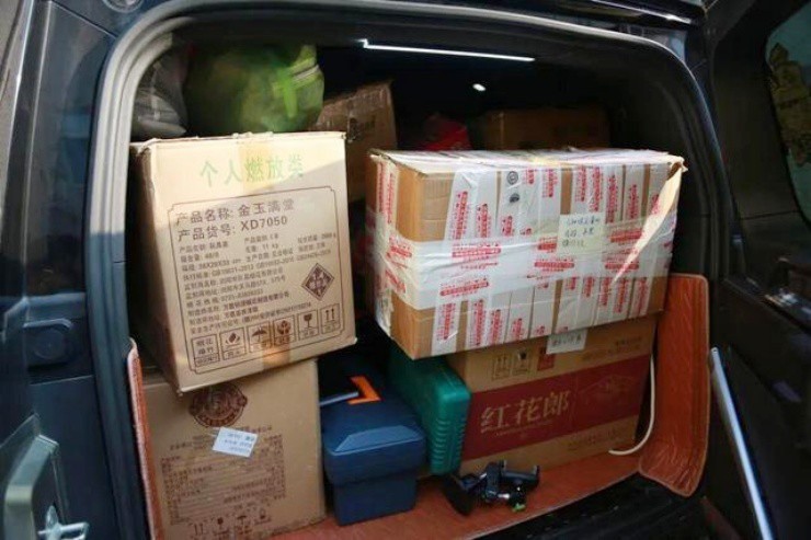 Một số thùng hàng trong kho hàng khổng lồ của ông nội anh Xu