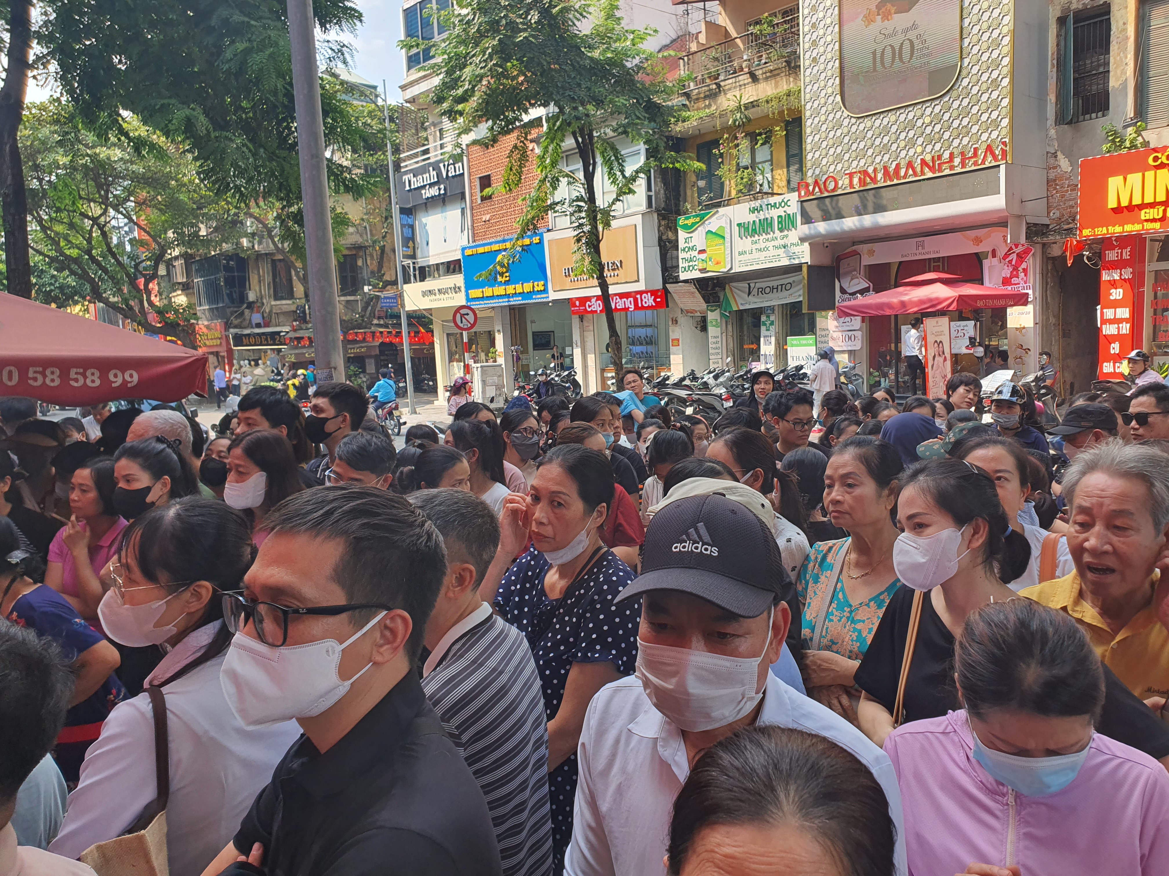 Tâm lý đám đông kéo nhau đi mua lúc giá tăng và đổ xô đi bán lúc giá giảm đã khiến nhiều người thua lỗ khi lướt sóng vàng.