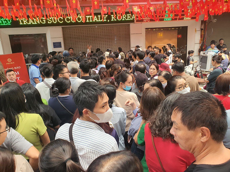 Người dân đổ xô đi mua vàng lúc giá cao khiến thị trường khan hiếm và tiềm ẩn nhiều rủi ro.