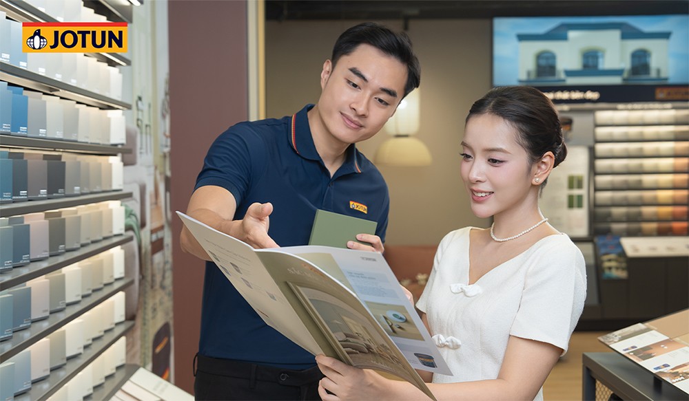  Nhân viên Jotun Studio tư vấn về sản sơn và màu sắc cho khách hàng