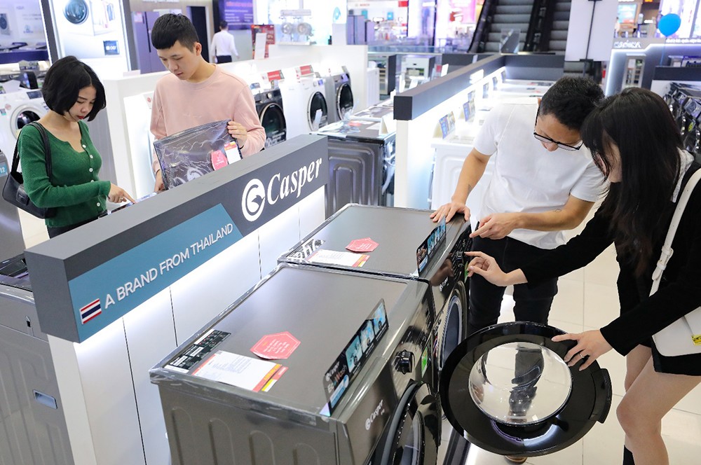 Trên thị trường hiện có nhiều loại máy giặt, máy sấy của các thương hiệu hỗ trợ người phụ nữ việc giặt giũ. Ảnh: Thanh Tùng