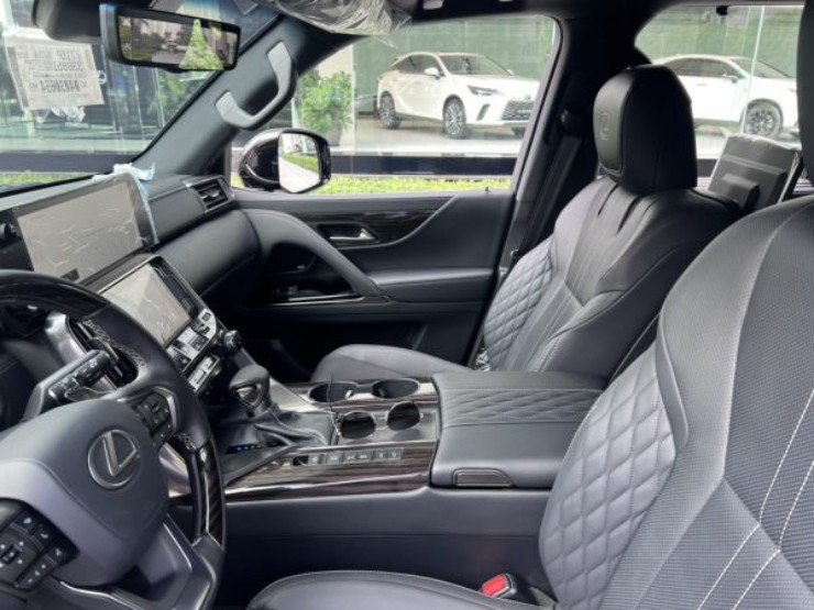 “Lục công tử Lexus” đắt nhất Việt Nam: Cưỡi cả căn chung cư cao cấp ra đường - 2