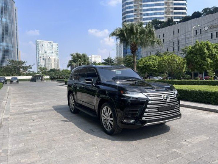 Lexus LX 600 VIP sở hữu vẻ ngoài bề thế không lẫn vào đâu