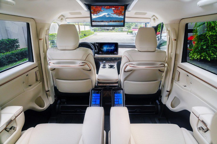 “Lục công tử Lexus” đắt nhất Việt Nam: Cưỡi cả căn chung cư cao cấp ra đường - 8