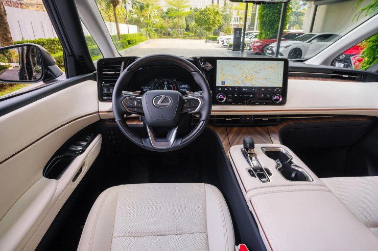 “Lục công tử Lexus” đắt nhất Việt Nam: Cưỡi cả căn chung cư cao cấp ra đường - 9