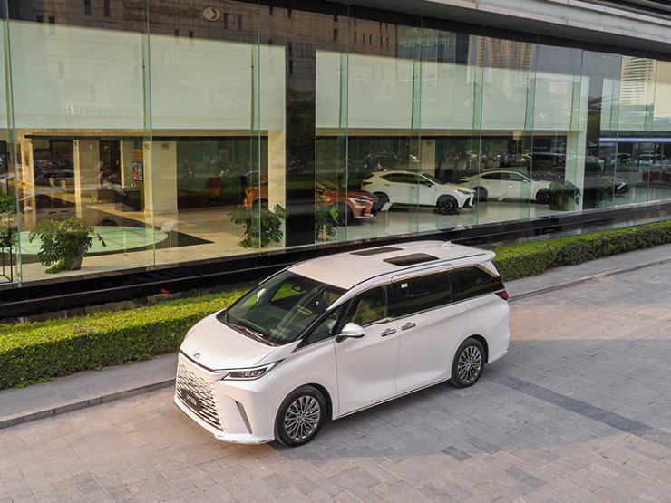 “Lục công tử Lexus” đắt nhất Việt Nam: Cưỡi cả căn chung cư cao cấp ra đường - 10