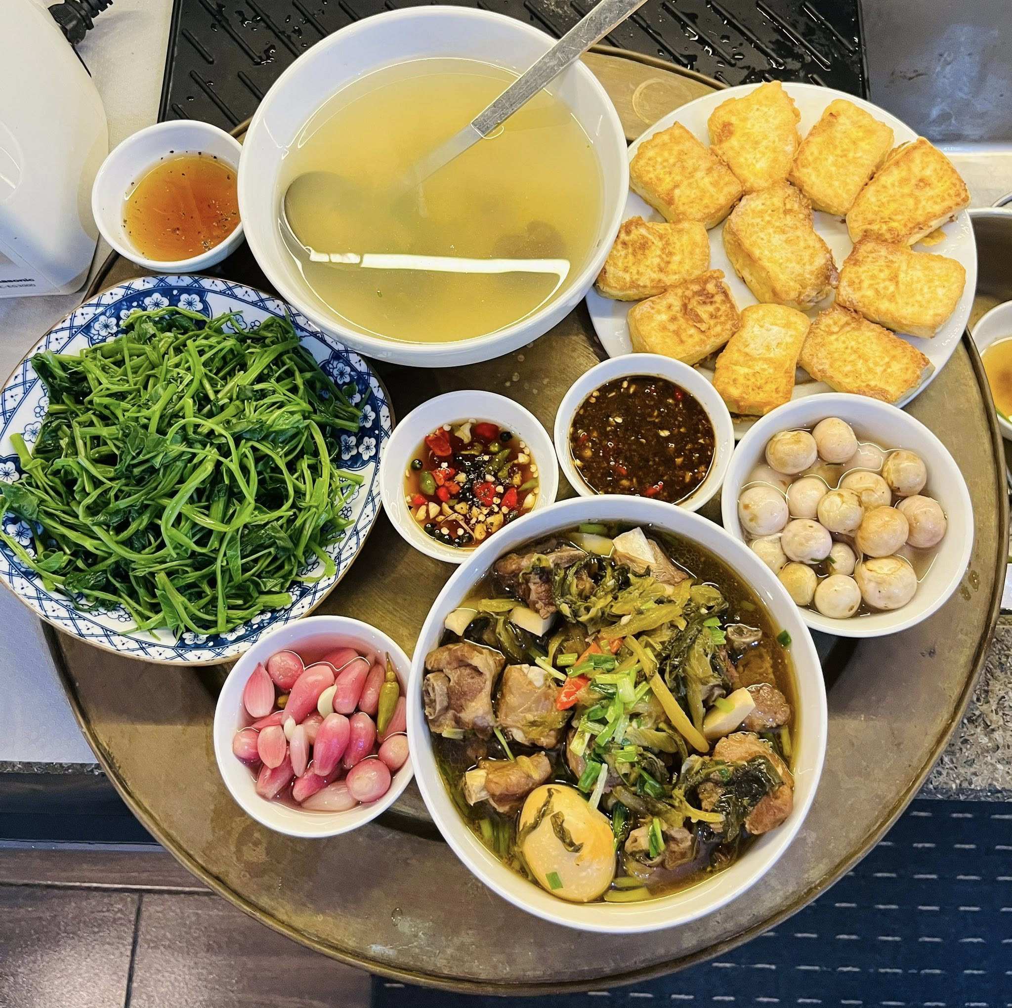 Sườn kho dưa - Đậu phụ tẩm trứng rán vàng chấm mắm tỏi - Rau muống luộc chấm nước tương