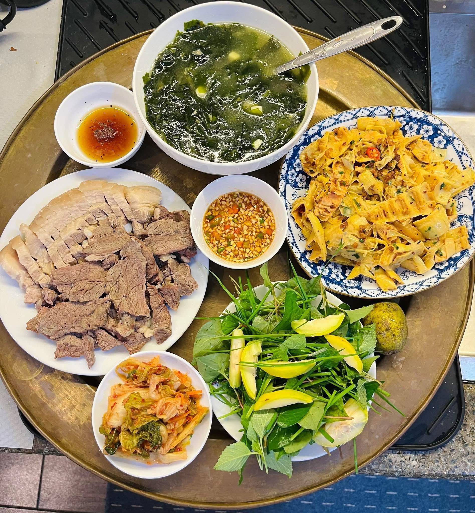 Canh rong biển - Ba chỉ, má heo luộc chấm mắm tỏi - Măng xào lá gừng