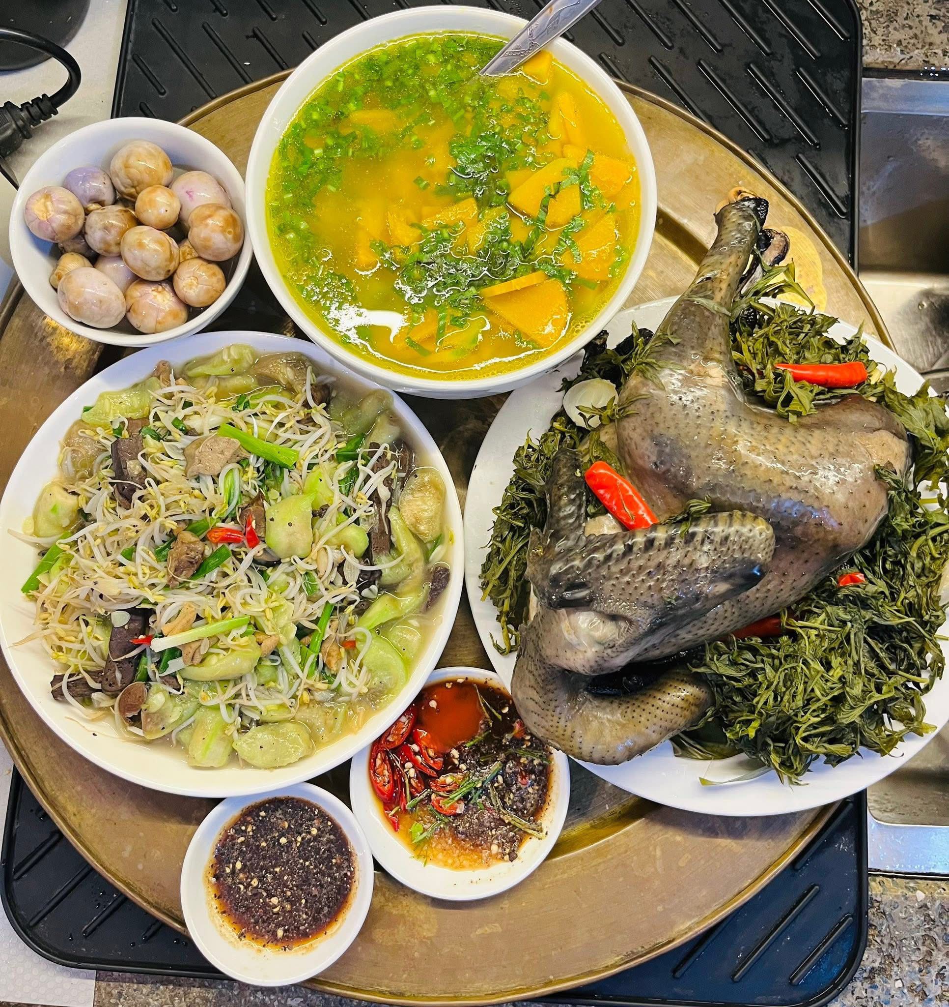 Gà đen hấp muối ngải cứu - Lòng gà xào giá mướp - Canh bí đỏ - Cà muối