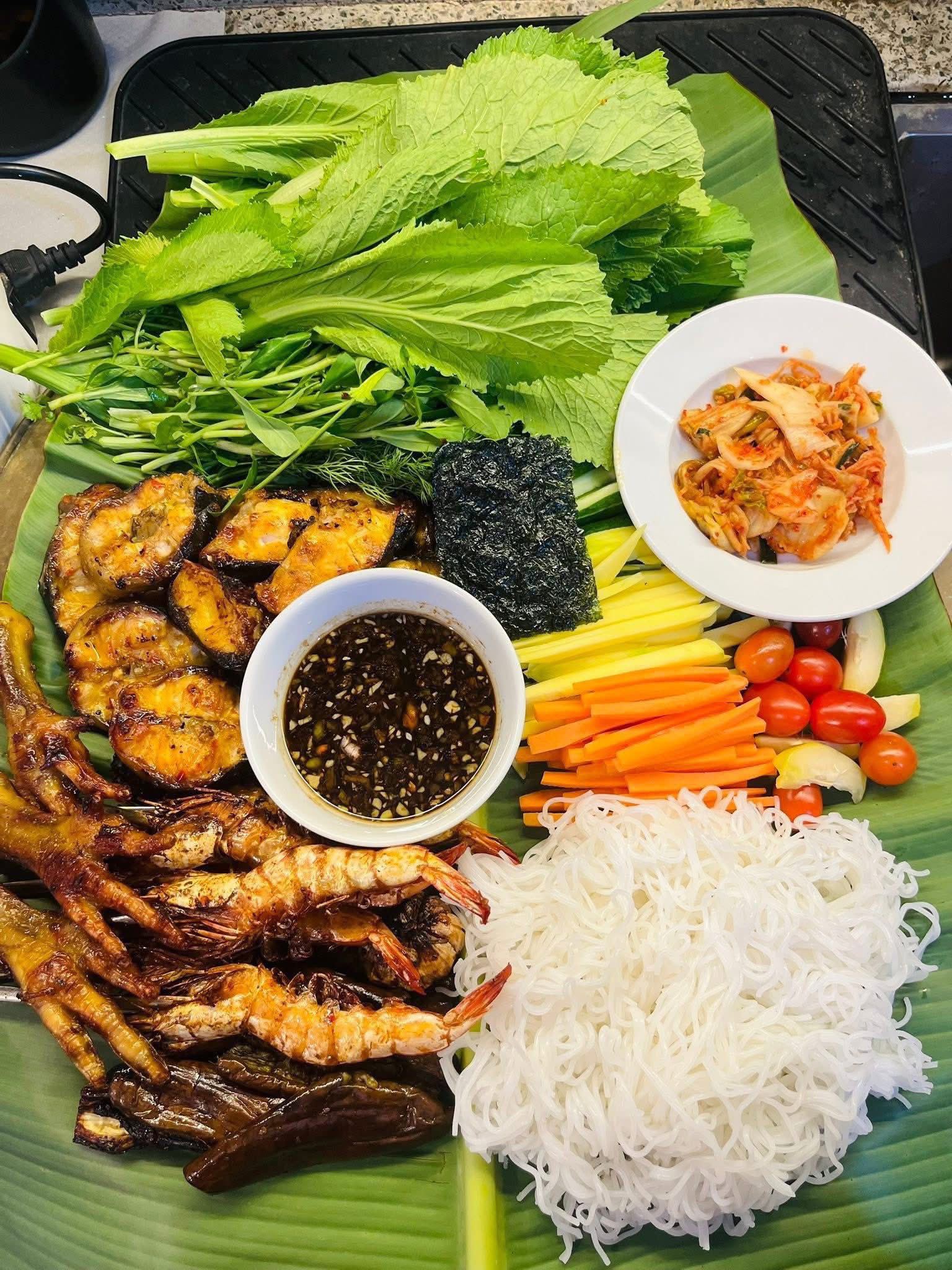 Cá tầm nướng muối ớt, chân gà, tôm, cà tím nướng