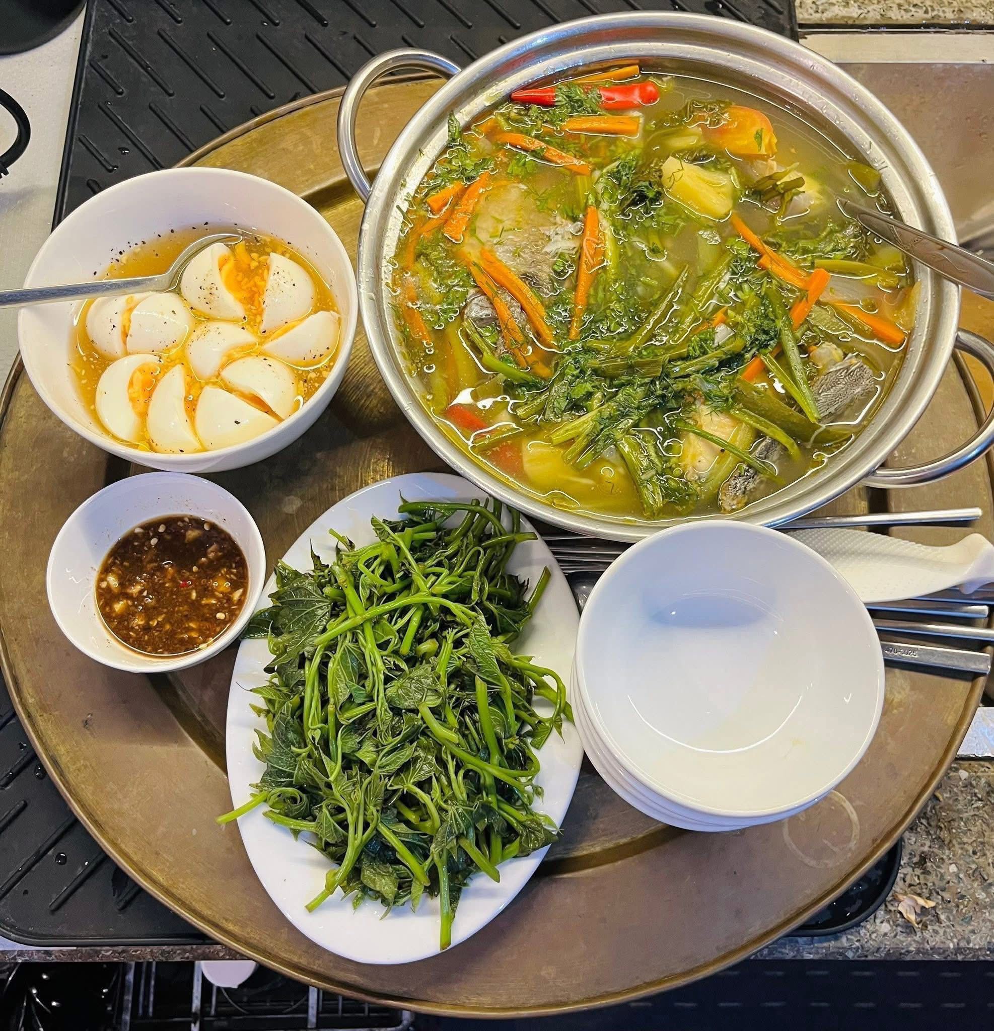 Cá om dưa - Ngọn khoai chấm nước tương - Trứng luộc dầm nước mắm