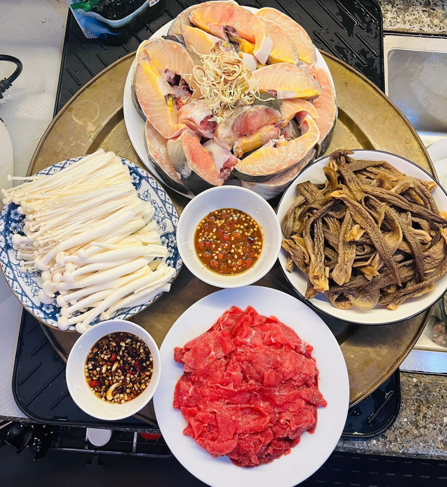 Lẩu cá tầm, thịt bò, nấm