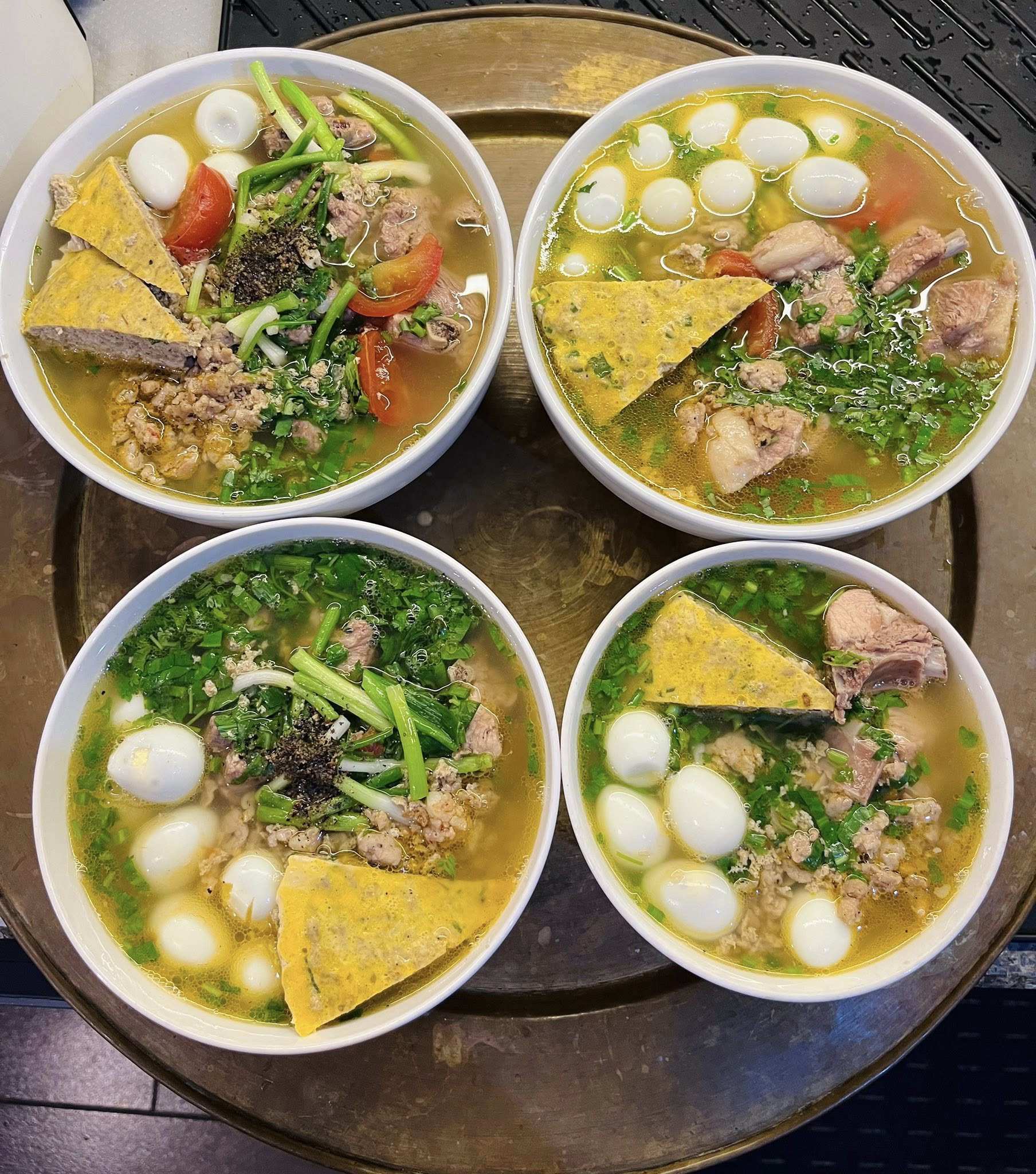 Bánh canh sườn, chả cua, trứng cút, thịt băm