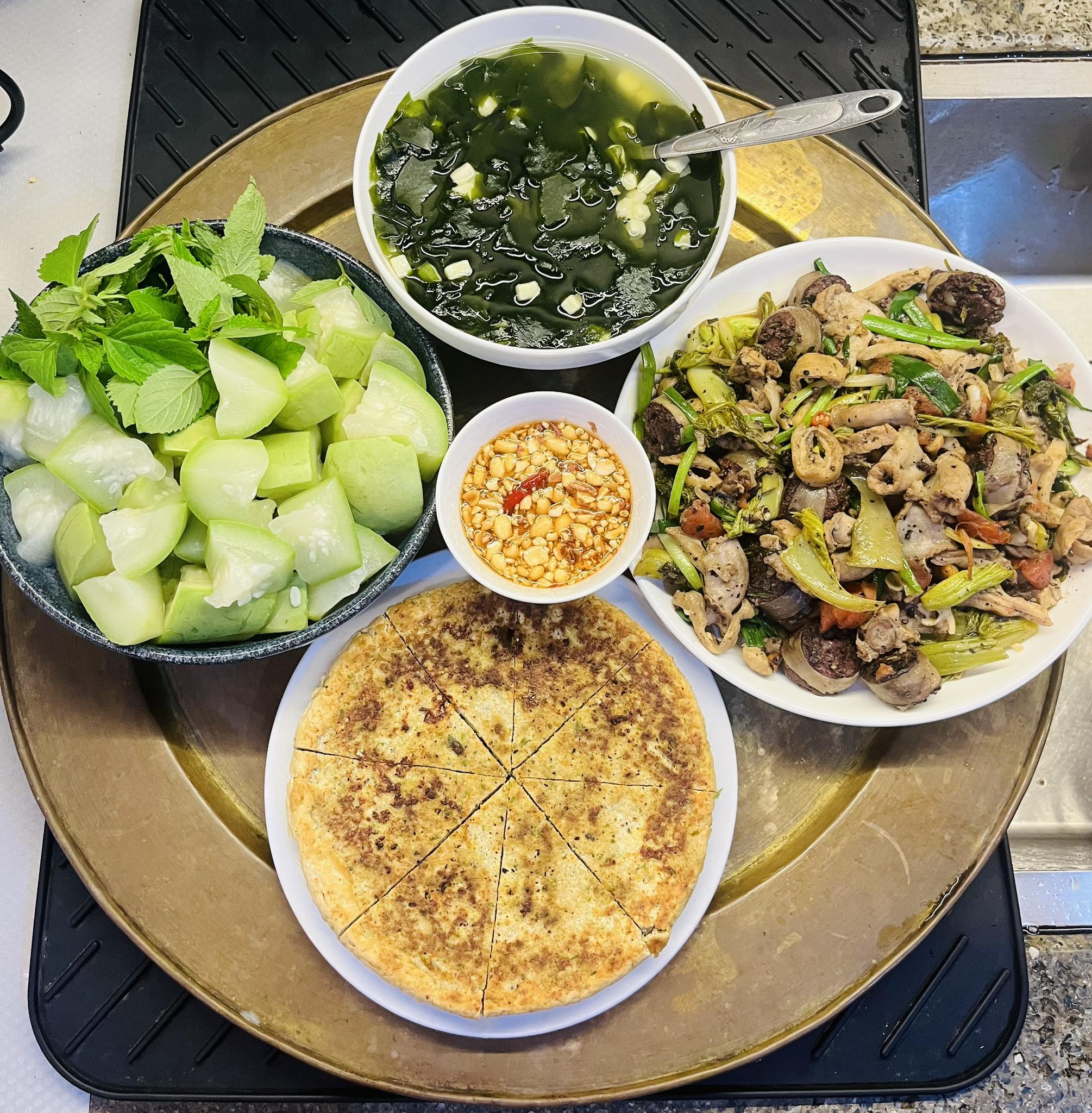 Canh rong biển - Bầu luộc chấm chẻo - Lòng xào dưa chua - Ttrứng đúc đậu phụ thịt xay