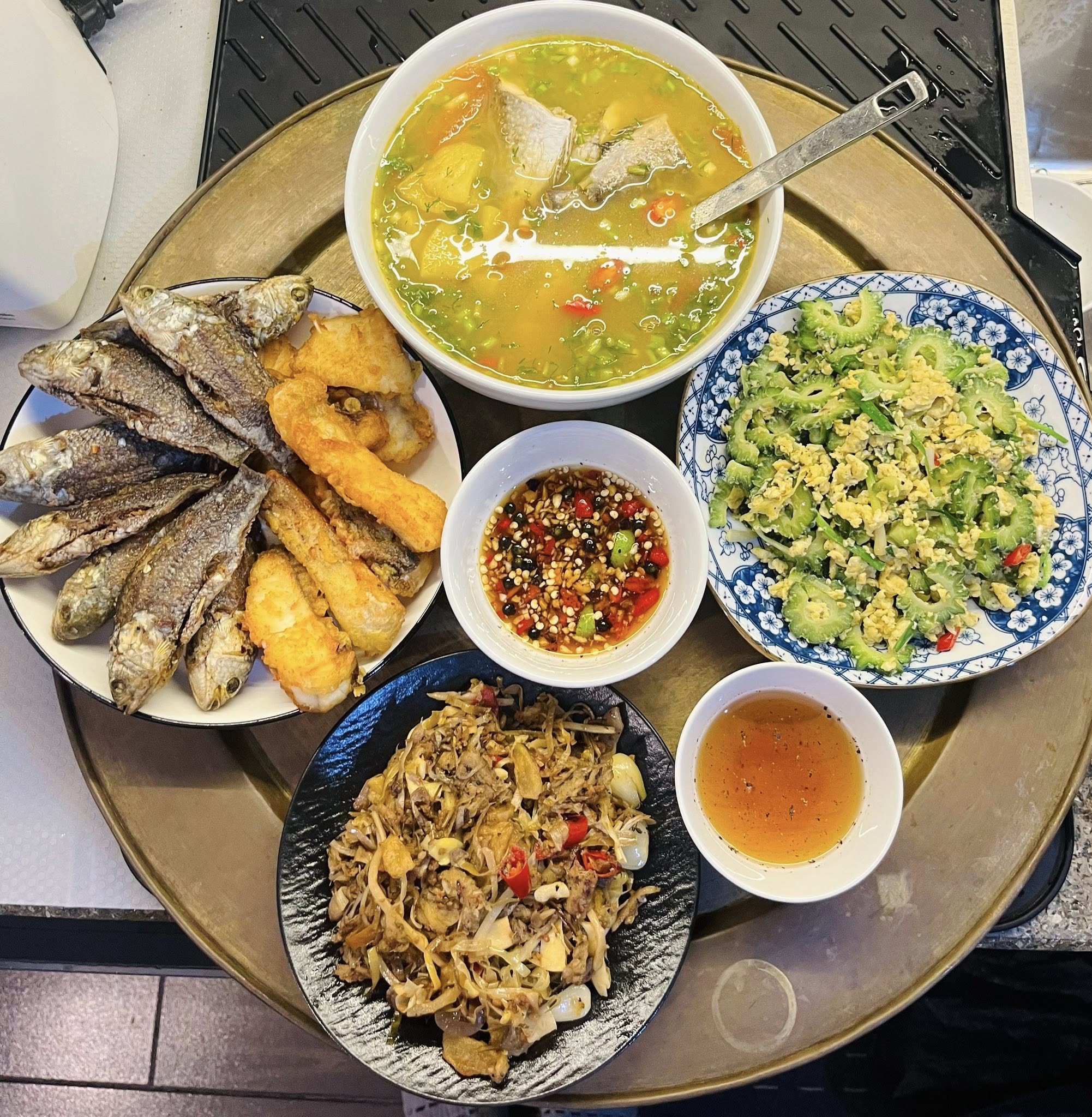 Canh cá dìa nấu chua - Cá rô đồng rán giòn chấm mắm gừng - Mướp đắng xào trứng - Nhút xào tóp mỡ