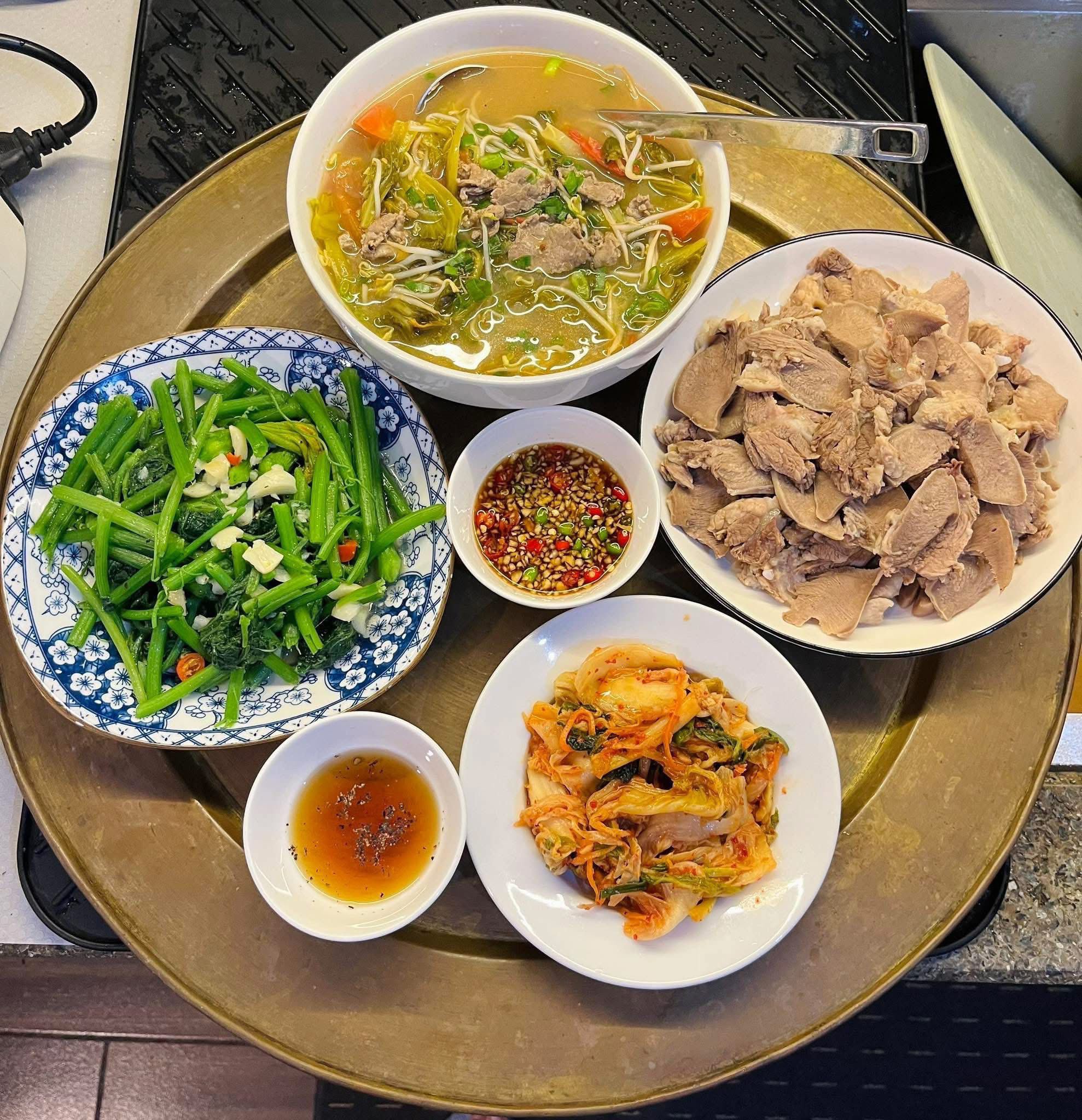 Canh chua thịt bò - Lưỡi lợn luộc chấm mắm gừng - Ngọn bí xào tỏi - Kim chi