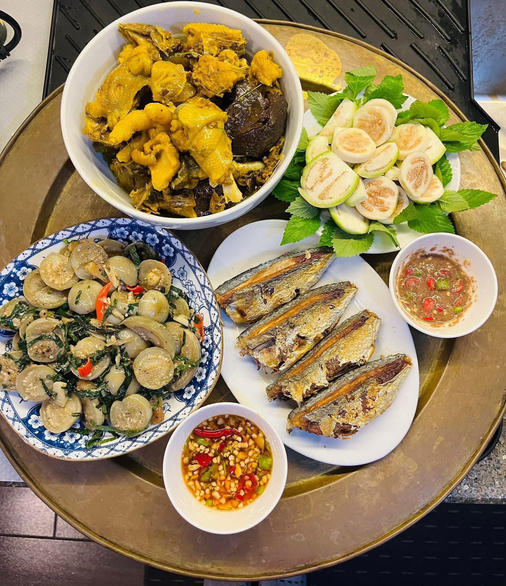 Gà kho nghệ hành tăm - Cá bạc má rán giò chấm mắm gừng - Cà dừa xào tỏi lá lốt - Cà dừa chấm ruốc