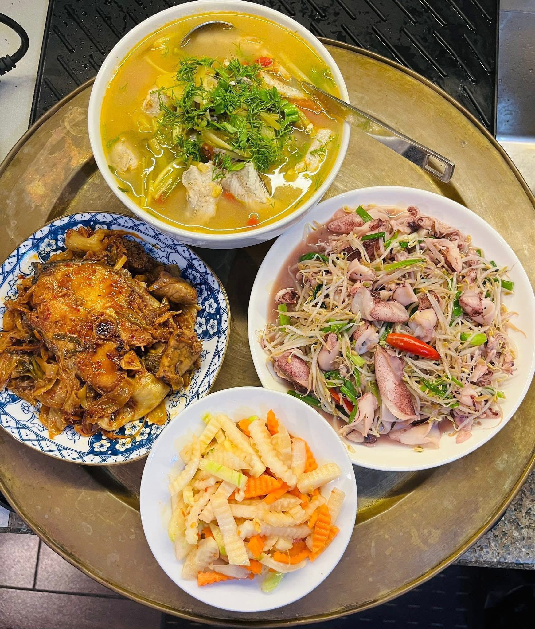 Canh chua cá cháo - Cá thu kho kim chi - Mực xào giá - Dưa món