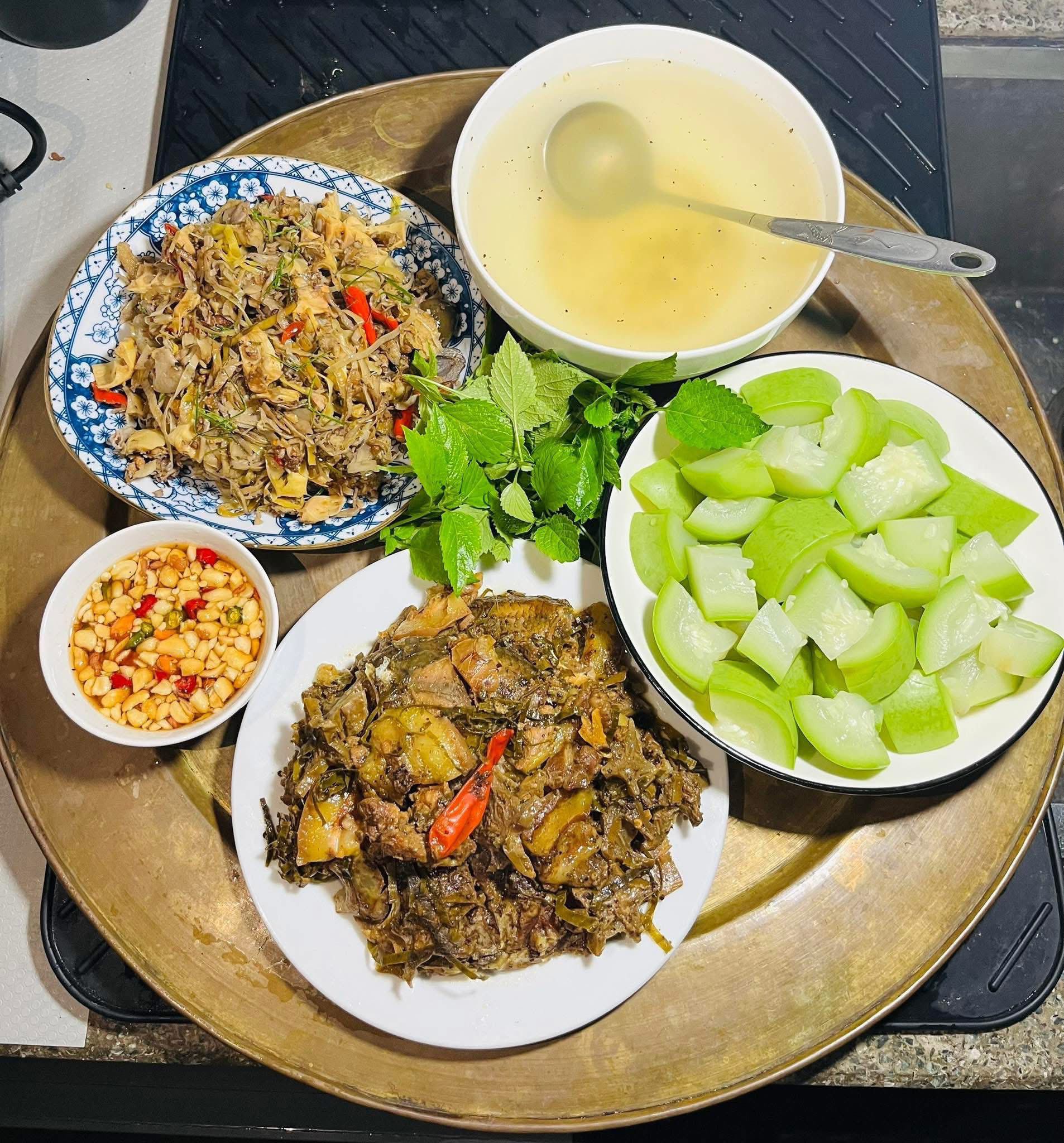 Cá diếc kho tương - Nhút xào tóp mỡ - Bầu luộc chấm chẻo lạc