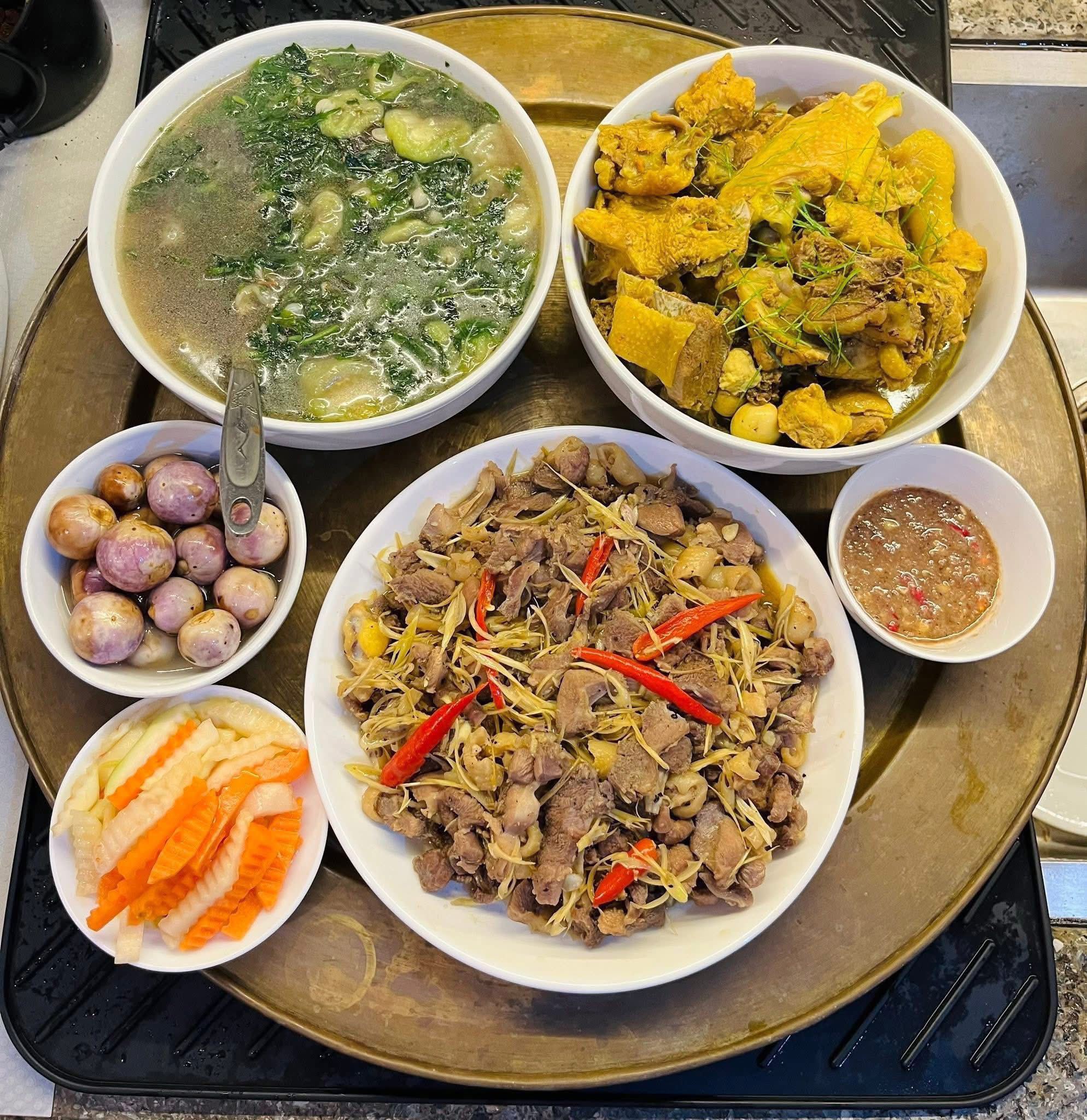 Gà kho nghệ hành tăm - Gà xào sả ớt - Canh mướp rau vặt - Cà muối