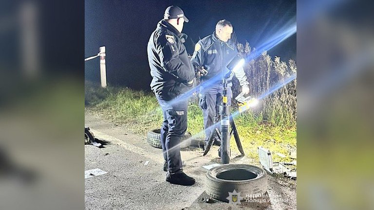 Ukraine: Bị chặn xe, người đàn ông rút lựu đạn kích nổ - 1