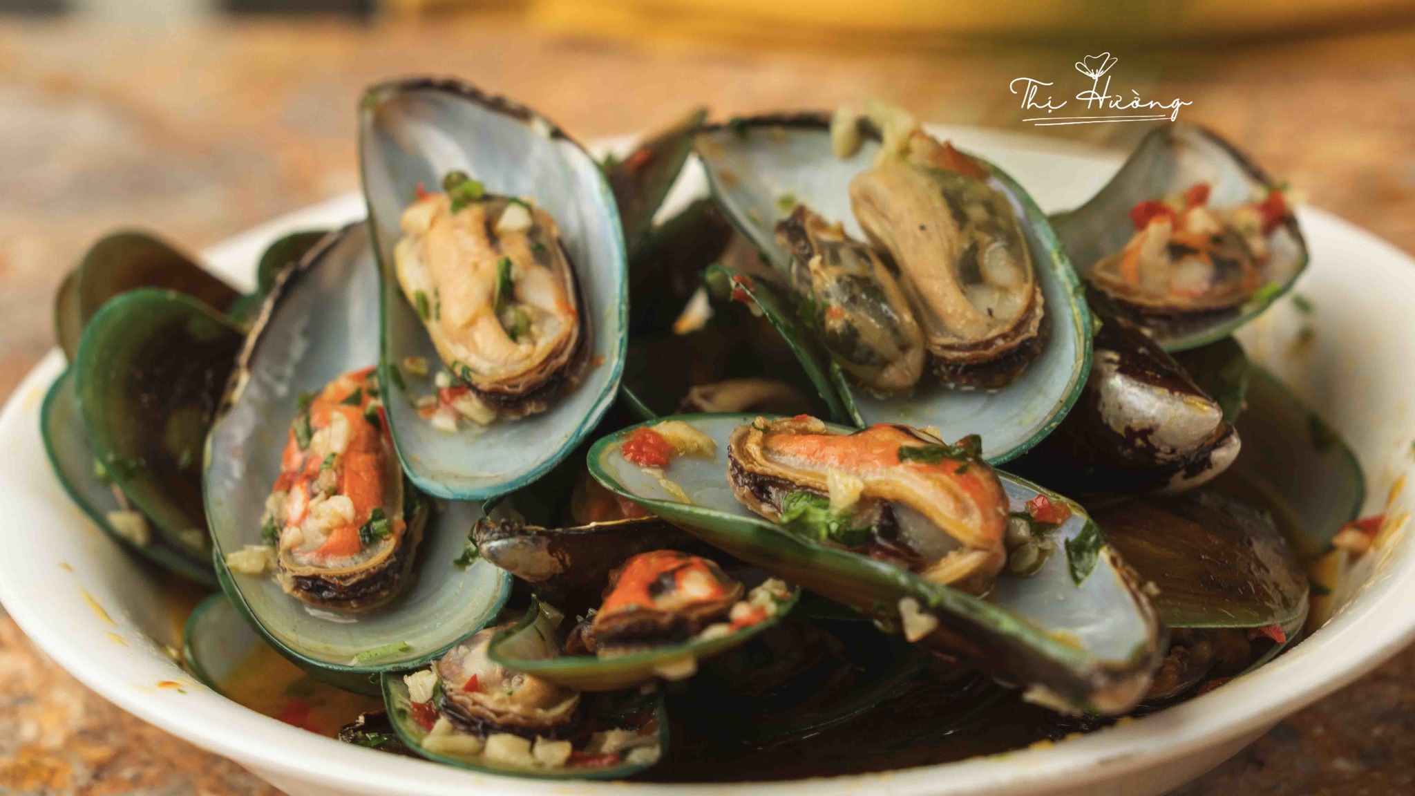 Vẹm xanh sốt bơ tỏi thơm nức, cay nồng vô cùng hấp dẫn.