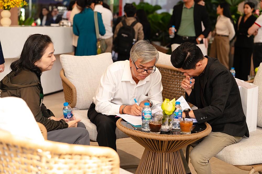 Chú Lâm Thuận Phong ký hợp đồng mua bán căn hộ Solaria Rise tại sự kiện mở bán ngày 15/11.