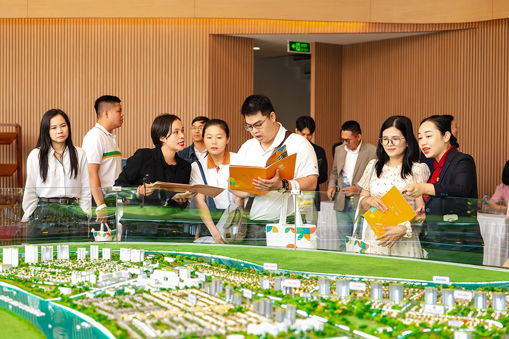 Khách hàng trẻ quan tâm căn hộ studio, 1+1 phòng ngủ tại sự kiện mở bán Solaria Rise giai đoạn 1 ngày 15/11.