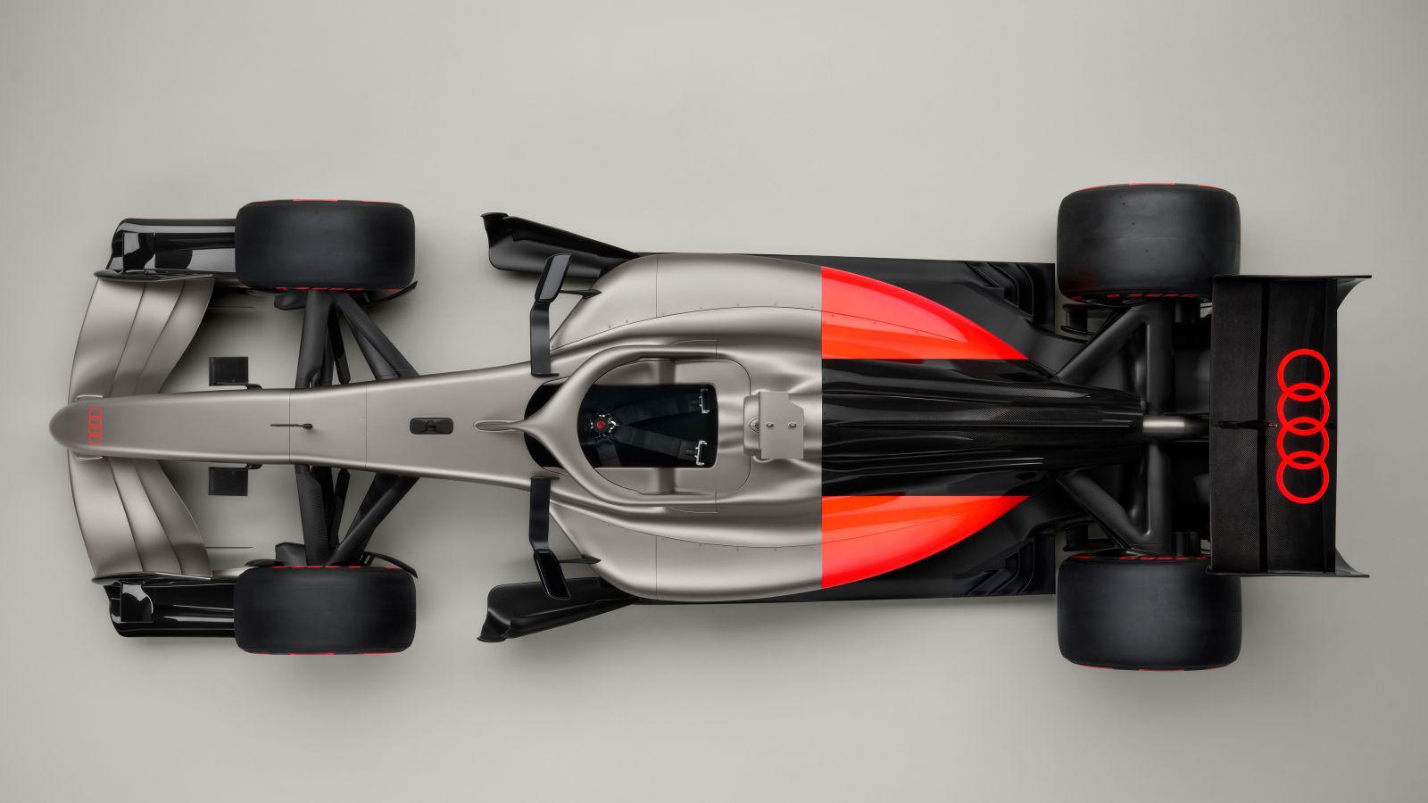 Xe đua F1 của Audi sở hữu 3 tông màu chủ đạo là xám, đỏ và đen.
