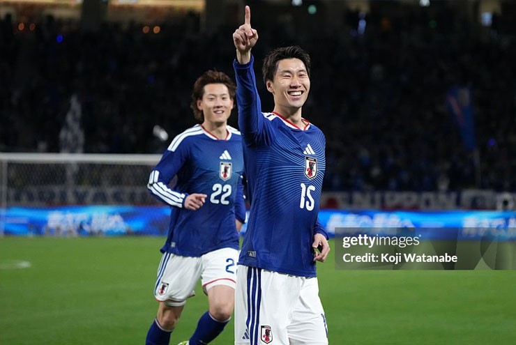 Các cầu thủ Nhật Bản ăn mừng