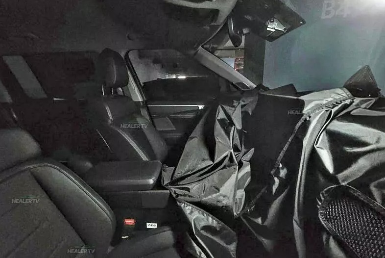 Nội thất trên mẫu xe Hyundai SantaFe nâng cấp được che chắn.