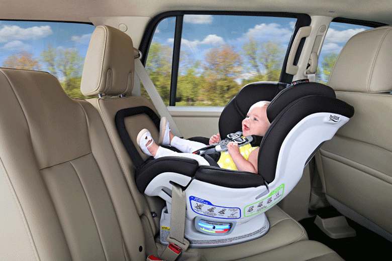 Đặt trẻ nhỏ trong ghế an toàn trên ô tô giúp hạn chế chấn thương tối đa khi gặp tai nạn. Ảnh minh hoạ