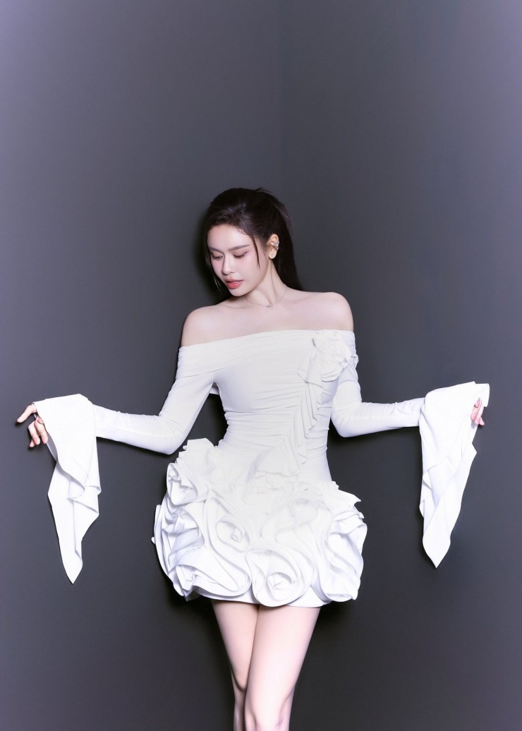 Trương Quỳnh Anh sinh năm 1989. Cô sinh con đầu lòng – bé Cát An (Sushi) – với ca sĩ Tim vào năm 2010. Tuy nhiên, cuộc hôn nhân sớm rơi vào rạn nứt khi đám cưới chưa kịp diễn ra. Sau khi chia tay, cô trở thành mẹ đơn thân và một mình nuôi dạy con trai.