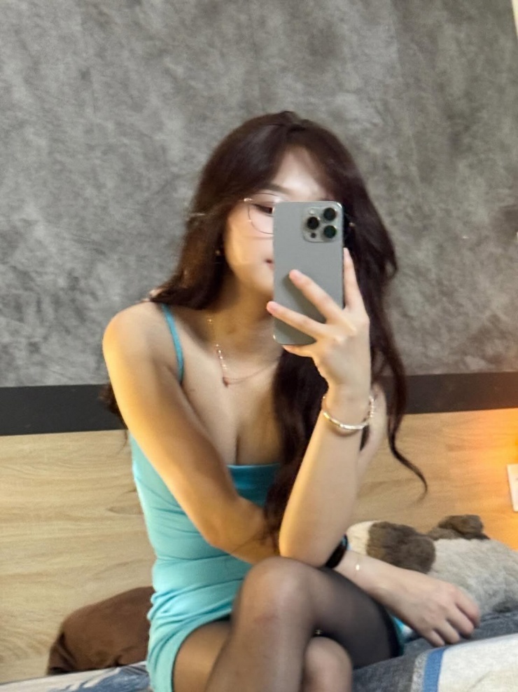 Sau một thời gian công khai 'dao kéo' để làm mới nhan sắc, Gấm Kami đã có một sự 'lột xác' ngoạn mục. Không chỉ dừng lại ở gương mặt, phong cách thời trang của cô nàng cũng ngày càng táo bạo và gợi cảm hơn. (Ảnh: IGNV)