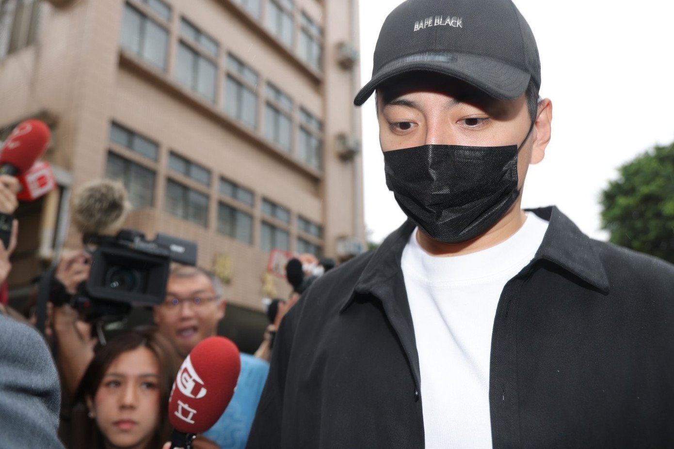 Nam diễn viên giữ im lặng với báo chí.