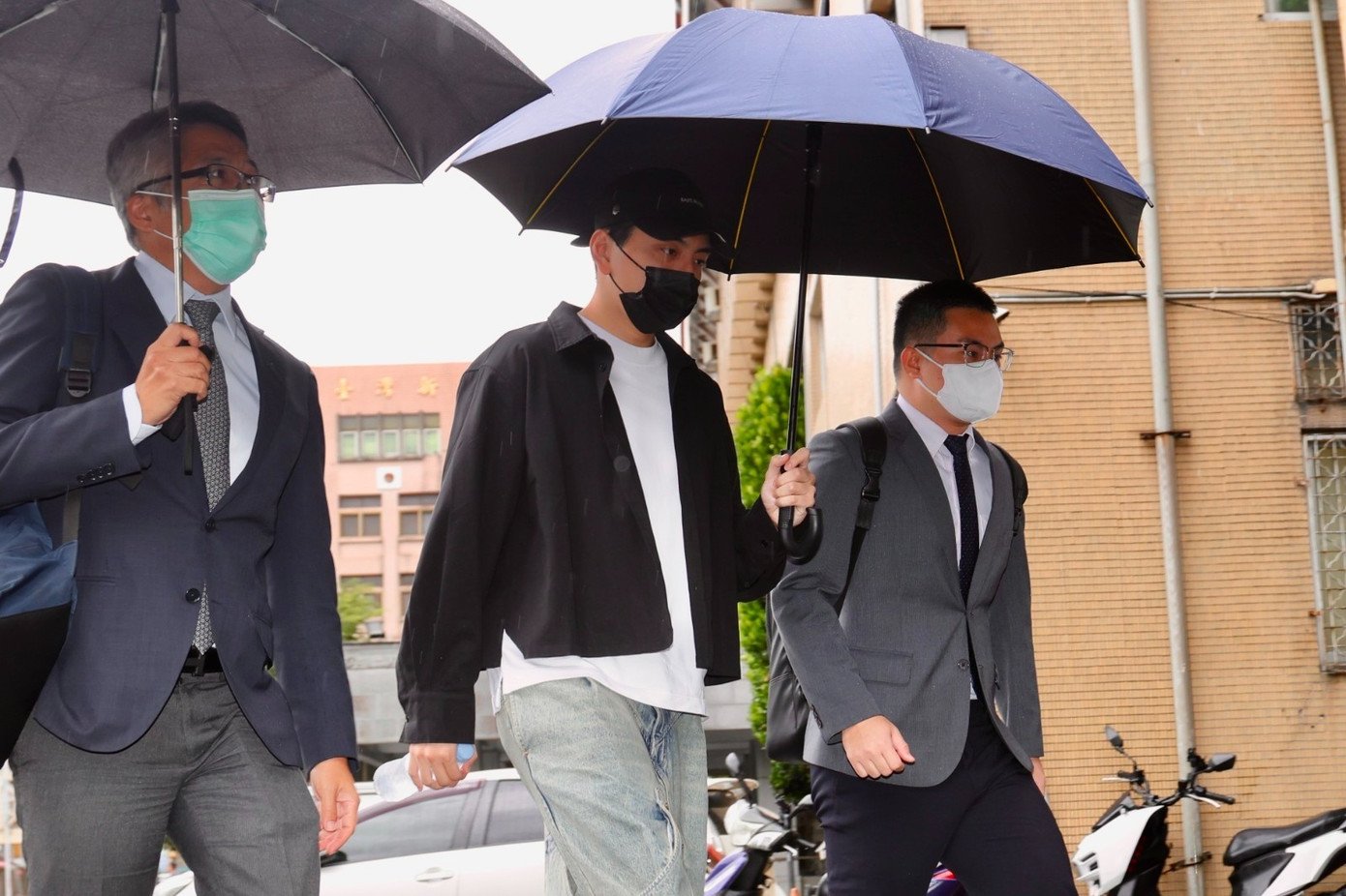 Nam diễn viên giữ im lặng với báo chí.