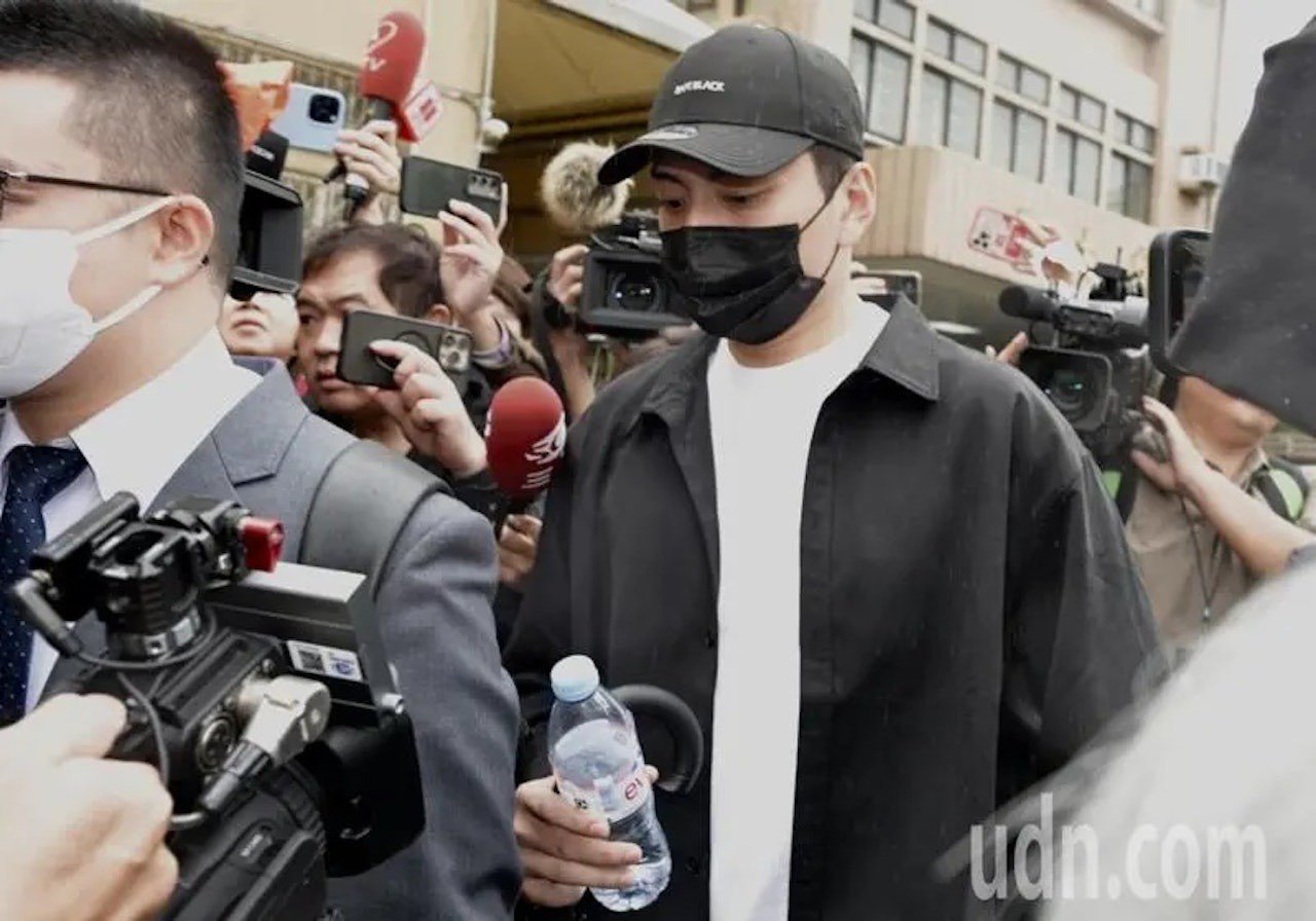 Nam diễn viên giữ im lặng với báo chí.